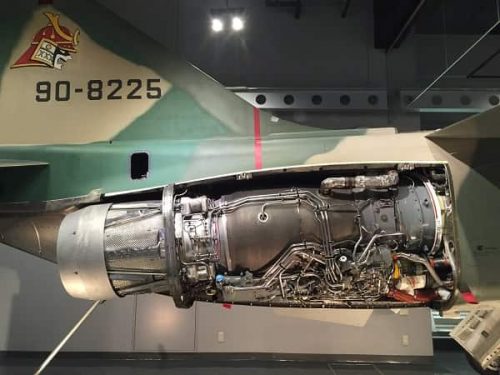 飛行機エンジンの内部