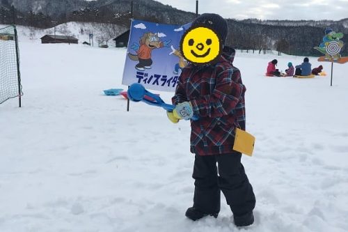 スキージャム勝山ビキッズパークで遊ぶ子供