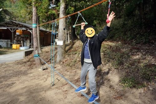 スラックラインで遊ぶ子供