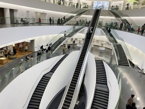 福井県立恐竜博物館の長いエスカレーター