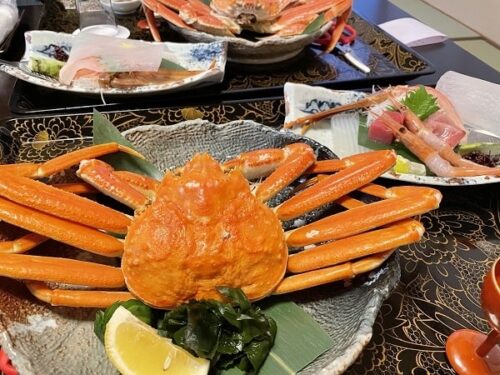 灰屋の夕食のゆでガニ