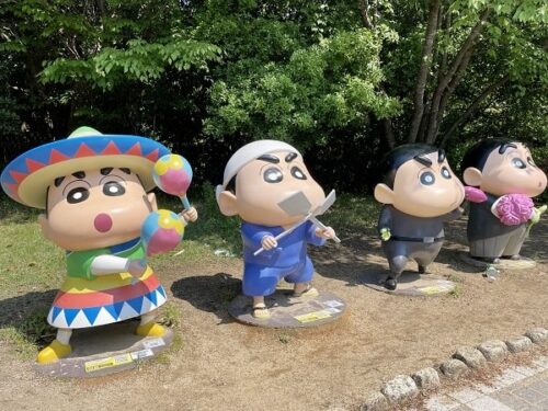 ニジゲンノモリのクレヨンしんちゃん像