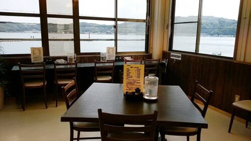 海鮮かわさきの店内