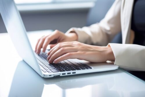 自己紹介を書いているイメージ画像