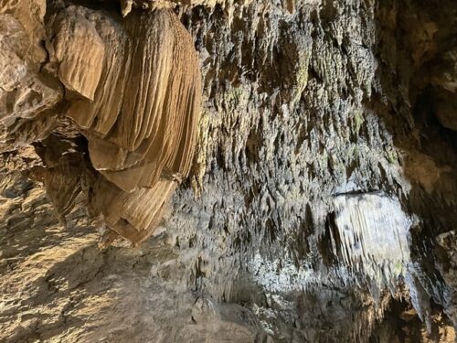 鍾乳洞CAVE OKINAWAの紅白岩