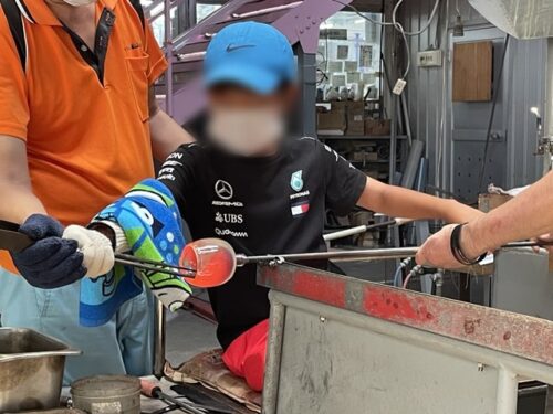 グラス造り体験の様子