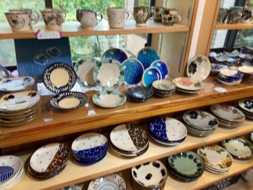 楓千夢(ふうせんむ)の店内に並ぶやちむん